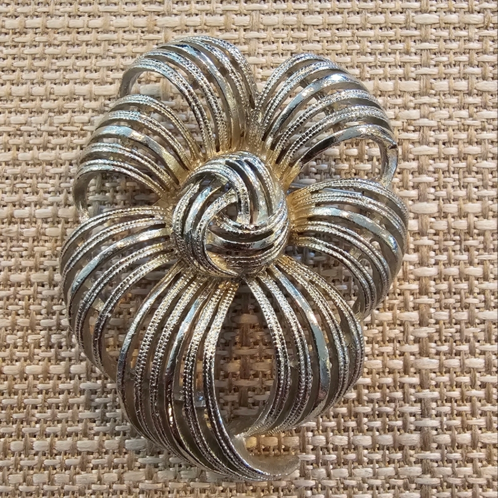 Vintage '50s/60s Lisner silvertone bow brooch